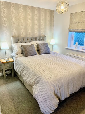 Iron/ironing board, WiFi, bed sheets - Cosy first floor flat, 5 minutes to pubs, restaurants & takeaways near Clee Hill (Cleobury Mortimer)