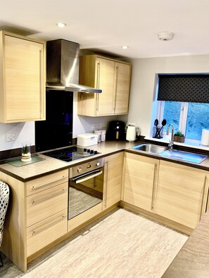 Microwave, oven - Cosy first floor flat, 5 minutes to pubs, restaurants & takeaways near Clee Hill (Cleobury Mortimer)