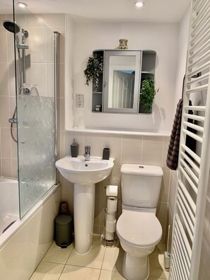 Hair dryer, towels, soap, toilet paper - Cosy first floor flat, 5 minutes to pubs, restaurants & takeaways near Clee Hill (Cleobury Mortimer)