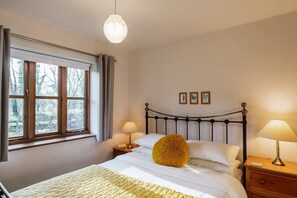 Tabla de planchar con plancha, wifi, ropa de cama