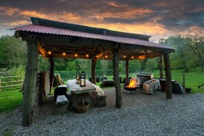 Outdoor dining - Archway Cottage Swimming Lake, BBQ hut, Games Room (Alton Towers & Staffordshire Villages)