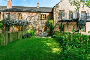 Exterior - Archway Cottage Swimming Lake, BBQ hut, Games Room (Alton Towers & Staffordshire Villages)