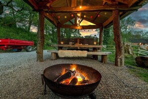 Outdoor dining - Archway Cottage Swimming Lake, BBQ hut, Games Room (Alton Towers & Staffordshire Villages)