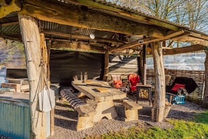 Outdoor dining - Clinkum Cottage Swimming Lake, BBQ hut, Games Room (Alton Towers & Staffordshire Villages)