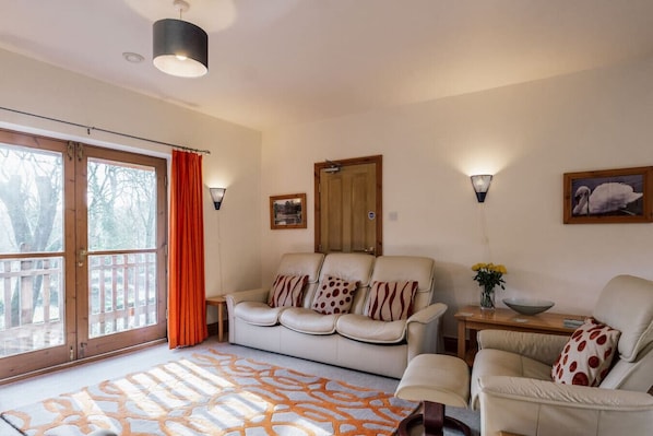 Living area - Clinkum Cottage Swimming Lake, BBQ hut, Games Room (Alton Towers & Staffordshire Villages)