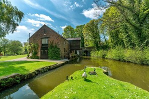 Exterior - Clinkum Cottage Swimming Lake, BBQ hut, Games Room (Alton Towers & Staffordshire Villages)