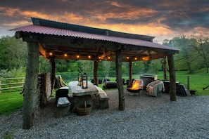 Outdoor dining - Clinkum Cottage Swimming Lake, BBQ hut, Games Room (Alton Towers & Staffordshire Villages)