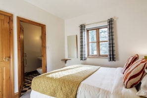 Room - Clinkum Cottage Swimming Lake, BBQ hut, Games Room (Alton Towers & Staffordshire Villages)