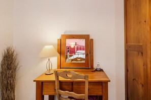 Interior - Bolt Hole: Swimming Lake, BBQ hut, Games Room (Alton Towers & Staffordshire Villages)