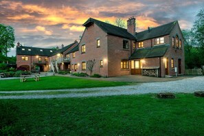 Exterior - Bolt Hole: Swimming Lake, BBQ hut, Games Room (Alton Towers & Staffordshire Villages)