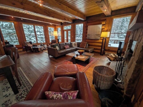 Cozy Log Cabin in Cote Nord Tremblant, pool, tennis, lake, spa, pet-friendly