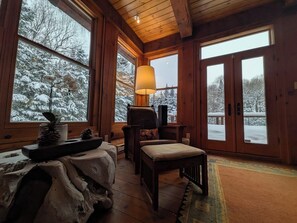 Interior - Cozy Log Cabin in Cote Nord Tremblant, pool, tennis, lake, spa, pet-friendly (Lac-Supérieur)