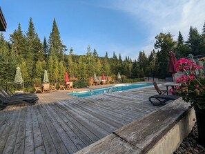 Utomhuspool och uppvärmd pool