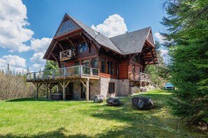 Exterior - Cozy Log Cabin in Cote Nord Tremblant, pool, tennis, lake, spa, pet-friendly (Lac-Supérieur)