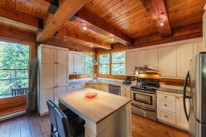 Private kitchen - Cozy Log Cabin in Cote Nord Tremblant, pool, tennis, lake, spa, pet-friendly (Lac-Supérieur)