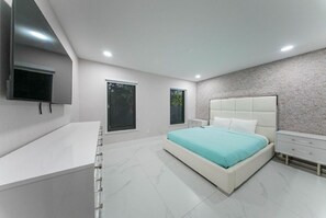 Room - Dulce Esmeraldas (Miami)