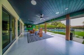 Outdoor dining - Dulce Esmeraldas (Miami)