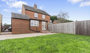 Exterior - Lisa`s Cottage: Pool Table (Alton Towers & Staffordshire Villages)