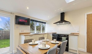 Dining - Lisa`s Cottage: Pool Table (Alton Towers & Staffordshire Villages)