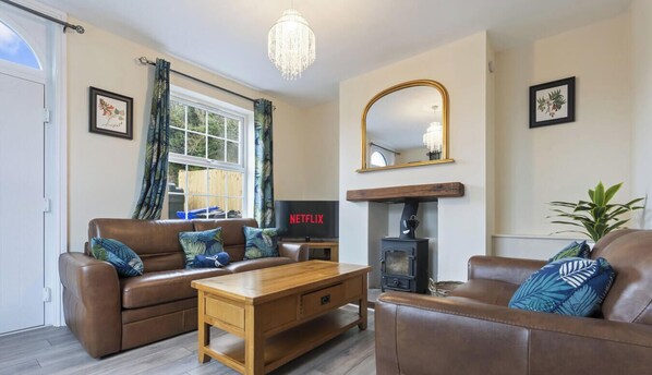 Living area - Lisa`s Cottage: Pool Table (Alton Towers & Staffordshire Villages)