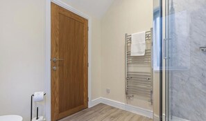 Bathroom - Lisa`s Cottage: Pool Table (Alton Towers & Staffordshire Villages)