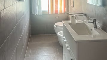Basic Room | Bathroom