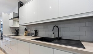 Fridge, microwave, oven, stovetop - Maddie`s Central Stay (Nottingham)