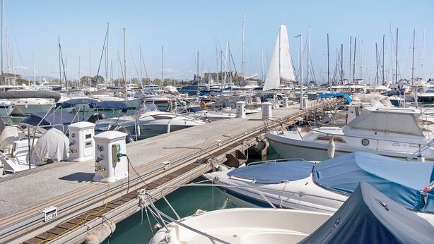 A marina with numerous boats docked, a wooden walkway, and a clear sky. - Antibes Center Near the Sea: 2BR, Terrace, Parking, Wi-Fi (Antibes)