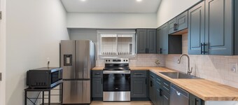 Renovated, Walk to the Lake, Firepit & Pet Friendly