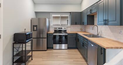 Renovated, Walk to the Lake, Firepit & Pet Friendly