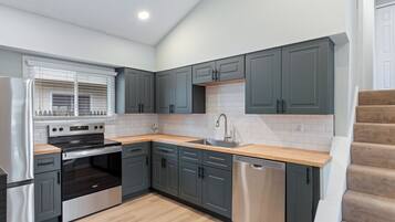 Micro-ondas, cooktop, lava-louças, toalhas de papel