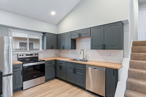 Microwave, stovetop, dishwasher, paper towels - Renovated, Walk to the Lake, Firepit & Pet Friendly (Chippewa Lake)