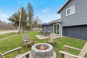 Property grounds - Renovated, Walk to the Lake, Firepit & Pet Friendly (Chippewa Lake)