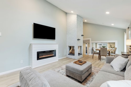 Renovated, Walk to the Lake, Firepit & Pet Friendly