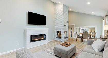 Renovated, Walk to the Lake, Firepit & Pet Friendly