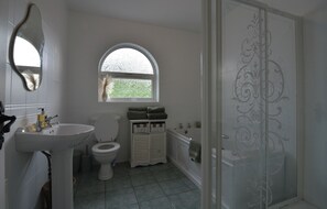 Shower - An Grianán Getaway (Burt)