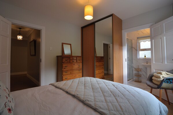 3 bedrooms, individually decorated, individually furnished, free WiFi - An Grianán Getaway (Burt)
