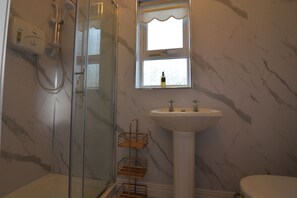 Shower - An Grianán Getaway (Burt)
