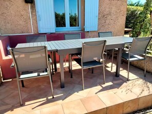 Outdoor dining - Family home, pool, panoramic village view, airy hillside in summer (Roussillon)