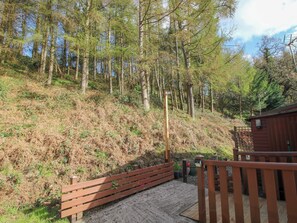A wooden deck with a bench, a wooden fence, and a building with a sloped roof. - No.14 Astbury Falls Luxury Retreat (Bridgnorth)