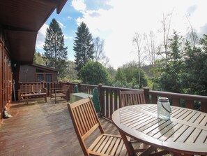 Outdoor dining - No.14 Astbury Falls Luxury Retreat (Bridgnorth)
