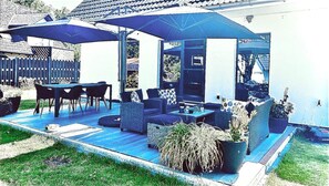 Outdoor dining - Walk to the Beach – Family-Friendly Home Between Wismar and Boltenhagen, EV Charger Onsite! (Hohenkirchen)