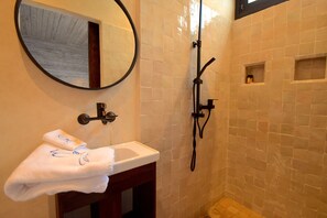 Douche, sèche-cheveux, serviettes fournies, savon
