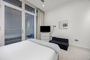 Iron/ironing board, Internet, bed sheets - The Monument Retreat near Bank Station (London)