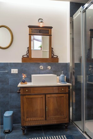 Shower, hair dryer, bidet, towels - Adenzia Apartment (Palermo)
