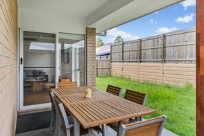 Outdoor dining - Family-Friendly 4BR Home with 3 Bathrooms & A/C (Greenbank)