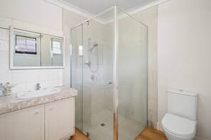 Hair dryer - Great Value w/ Pool for Groups Near SunnybankPlaza (Robertson)