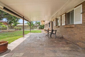 Outdoor dining - Great Value w/ Pool for Groups Near SunnybankPlaza (Robertson)