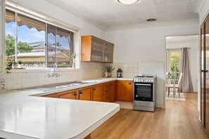 Fridge, microwave, oven, stovetop - Great Value w/ Pool for Groups Near SunnybankPlaza (Robertson)