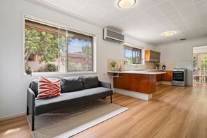 Interior - Great Value w/ Pool for Groups Near SunnybankPlaza (Robertson)